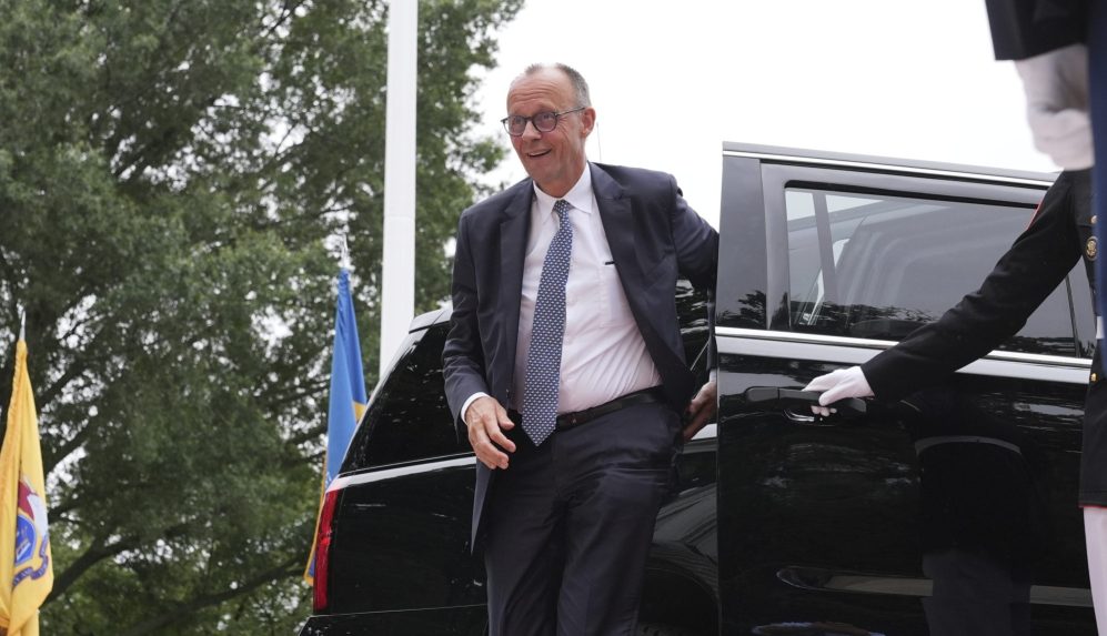 Na snímke nemecký kancelár Friedrich Merz prichádza na stretnutie s americkým prezidentom Donaldom Trumpom a ukrajinským prezidentom Volodymyrom Zelenským.