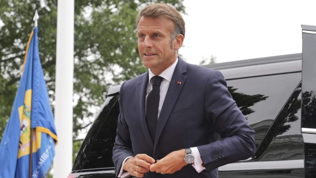 Na snímke Emmanuel Macron.