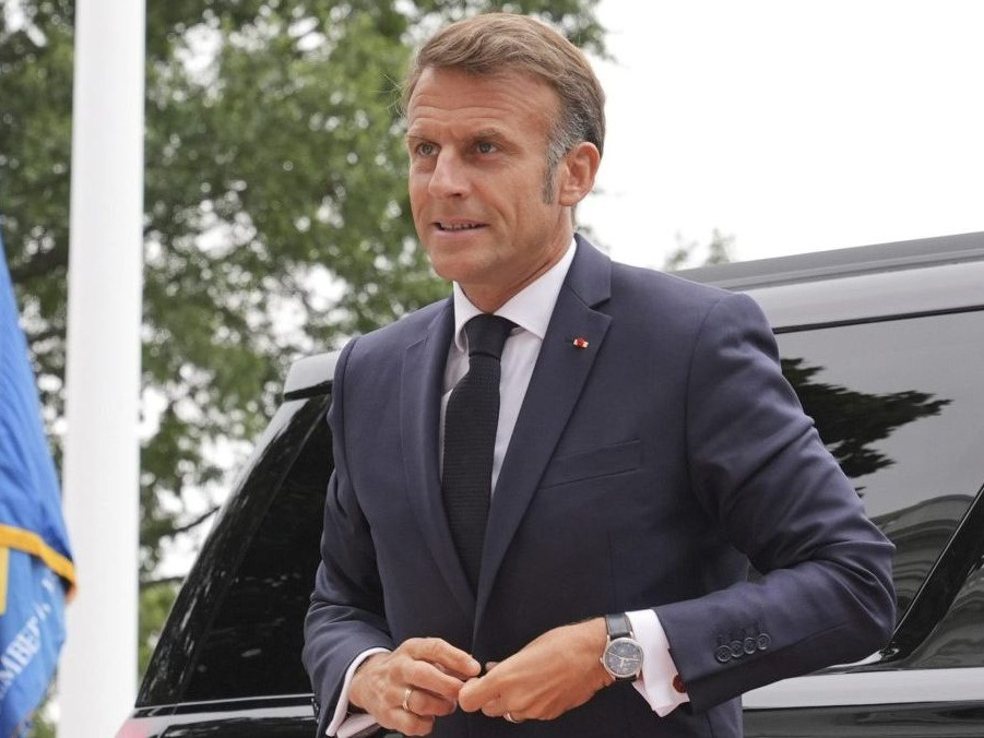 Na snímke Emmanuel Macron.