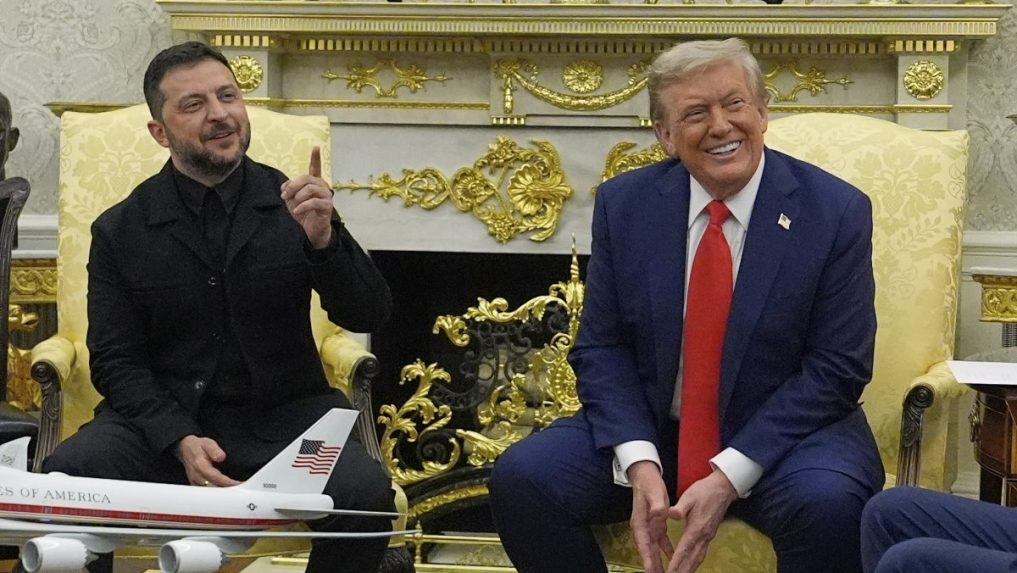 Americký prezident Donald Trump (vpravo) a ukrajinský prezident Volodymyr Zelenskyj.