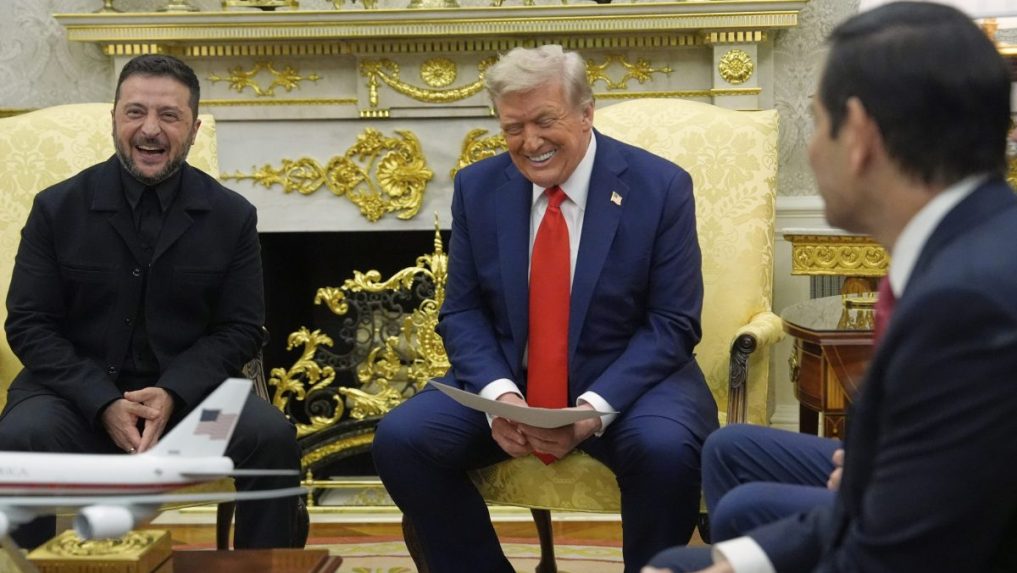 Americký prezident Donald Trump (vpravo) a ukrajinský prezident Volodymyr Zelenskyj.