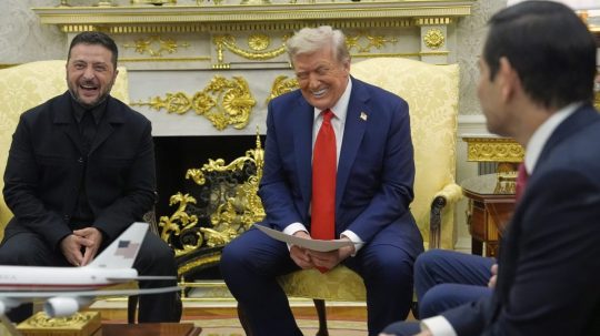 Americký prezident Donald Trump (vpravo) a ukrajinský prezident Volodymyr Zelenskyj.