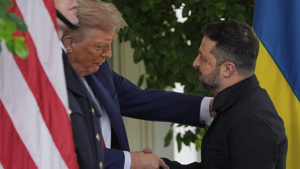 Americký prezident Donald Trump (vľavo) a ukrajinský prezident Volodymyr Zelenskyj.