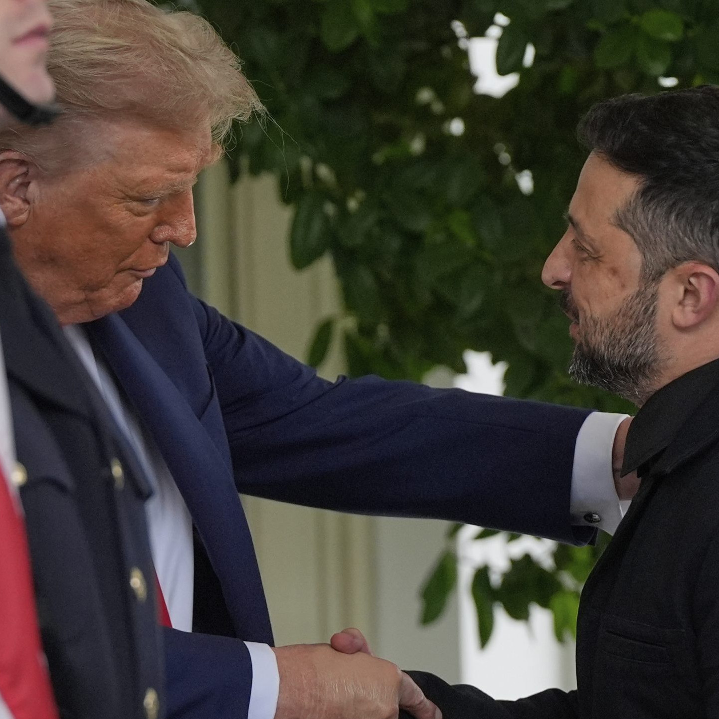 Americký prezident Donald Trump (vľavo) a ukrajinský prezident Volodymyr Zelenskyj.