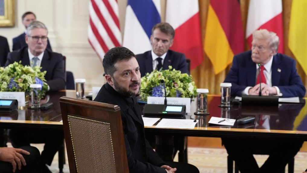 Ukrajinský prezident (v popredí) o stretnutí s Trumpom povedal, že bolo „konštruktívne, konkrétne“.