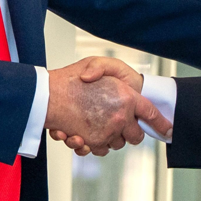 Zľava prezident USA Donald Trump si podáva ruku s juhokórejským prezidentom.