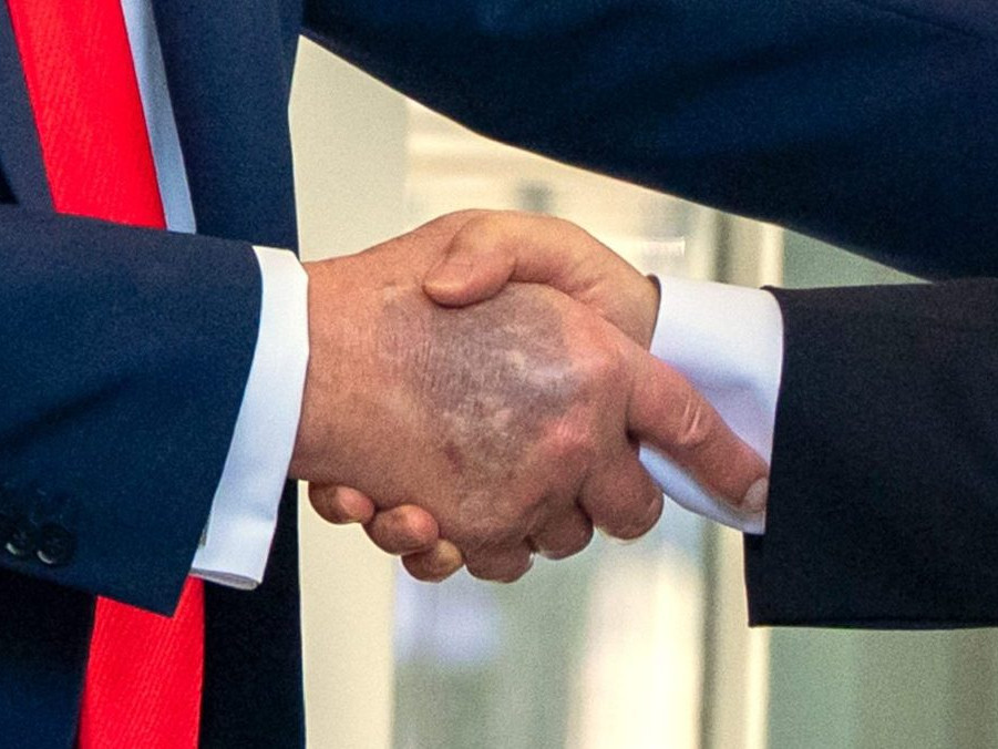 Zľava prezident USA Donald Trump si podáva ruku s juhokórejským prezidentom.