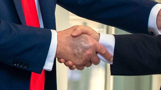 Zľava prezident USA Donald Trump si podáva ruku s juhokórejským prezidentom.