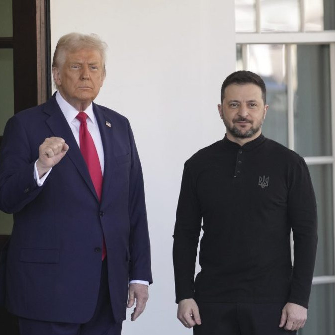Americký prezident Donald Trump víta ukrajinského prezidenta Volodymyra Zelenského v Bielom dome vo Washingtone.