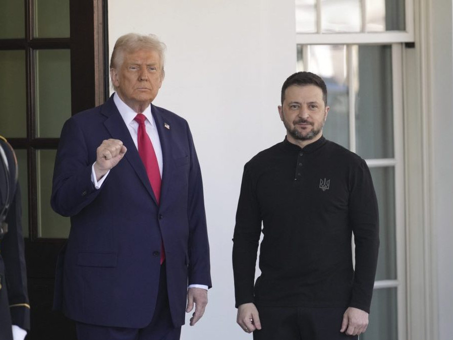 Americký prezident Donald Trump víta ukrajinského prezidenta Volodymyra Zelenského v Bielom dome vo Washingtone.