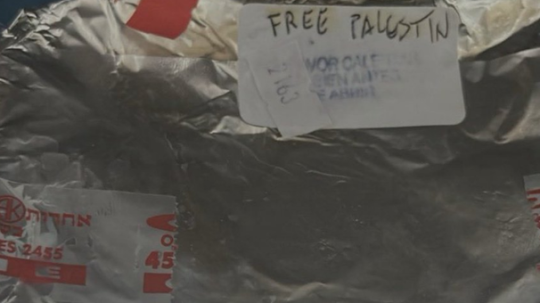 balíček jedla s nápisom slobodu Palestíne