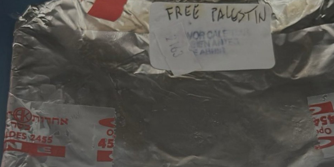 balíček jedla s nápisom slobodu Palestíne