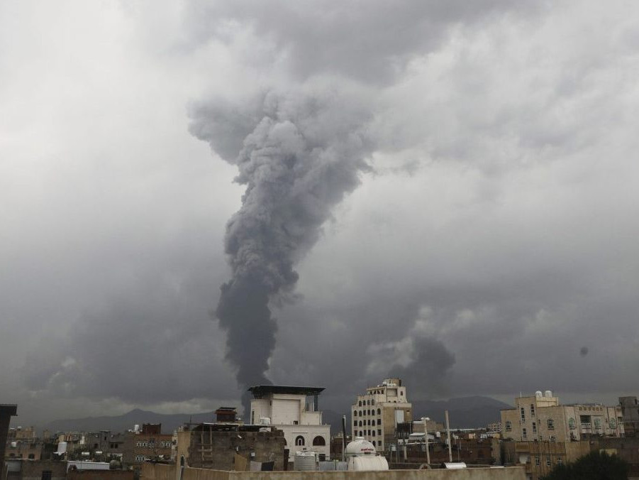Dym stúpa po útokoch izraelskej armády na viaceré ciele v jemenskej metropole Saná.