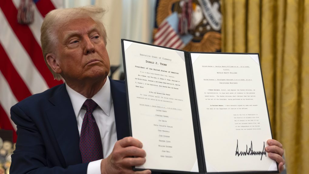 Na snímke je Donald Trump držiaci dekrét počas pózovania pre fotografov.