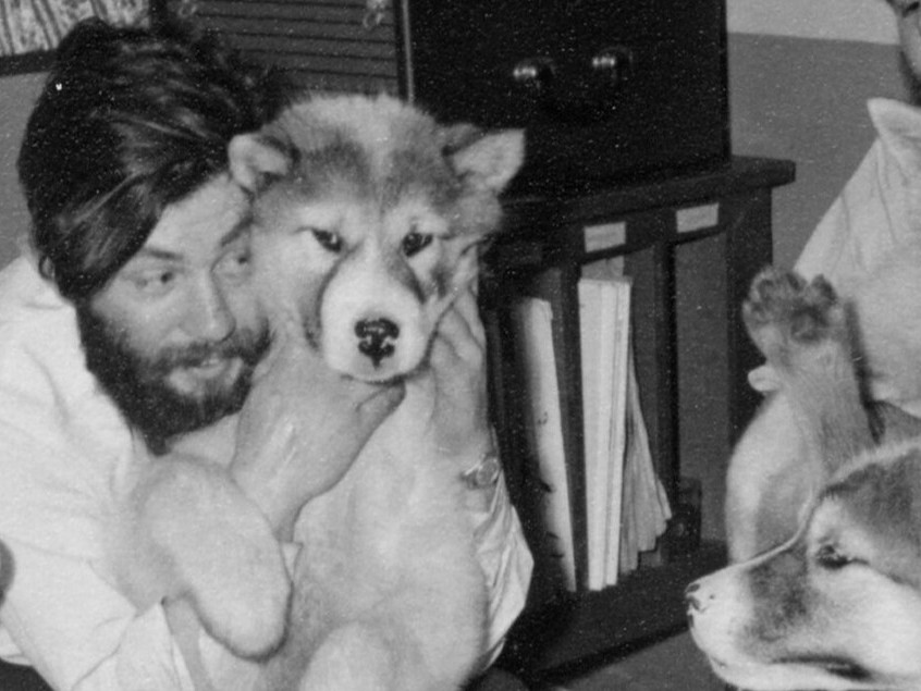 Historická archívna snímka vedca Dennisa Bella.