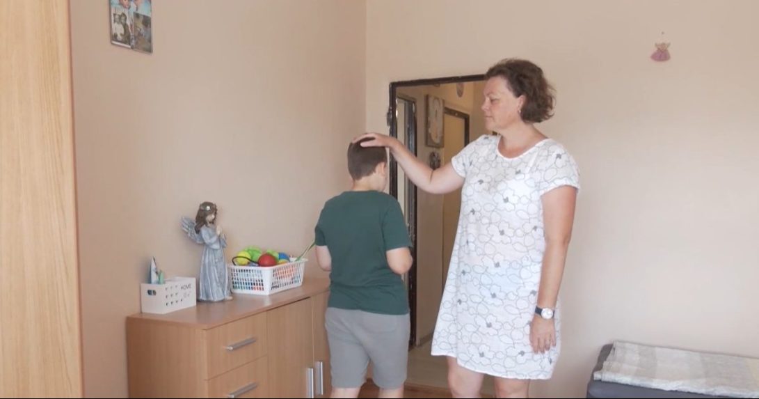 Na snímke pani Kristína so synom, ktorý má autizmus.