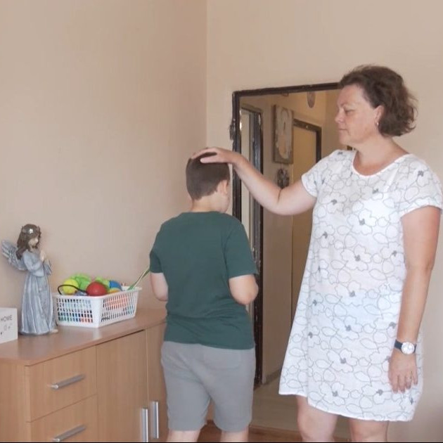 Na snímke pani Kristína so synom, ktorý má autizmus.