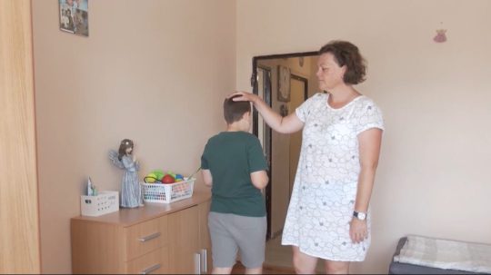 Na snímke pani Kristína so synom, ktorý má autizmus.
