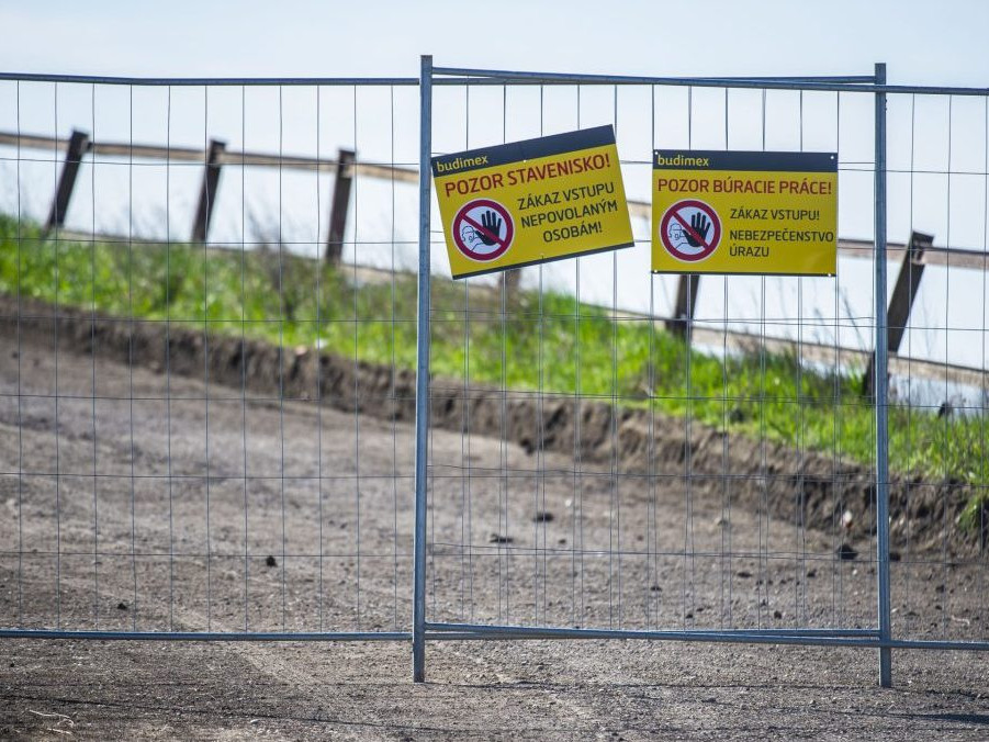 Na snímke búranie mosta nad diaľnicou D1.