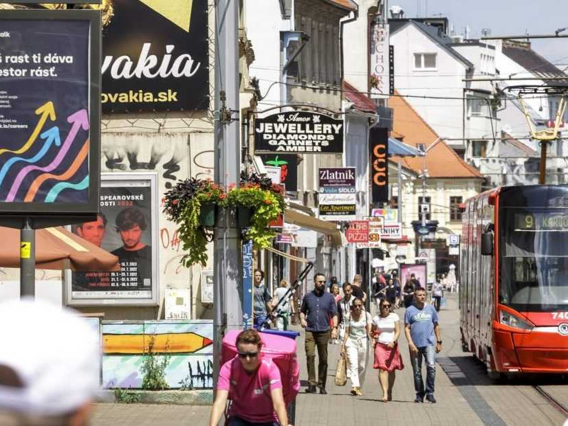 Na ilustračnej snímke ľudia na ulici v Bratislave.