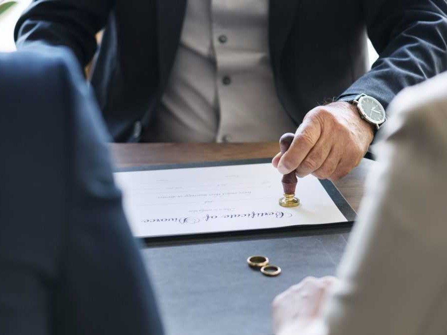 Rozvodové papiere s obrúčkami.