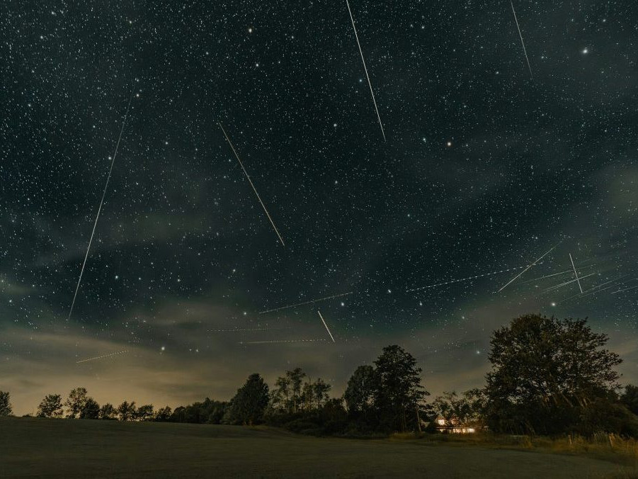 Ilustračná snímka nočnej oblohy.