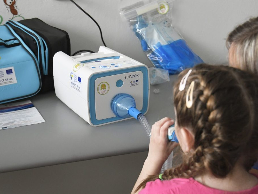 Na snímke nový prístroj simeox, ktorý je určený na rehabilitáciu a odhlieňovanie..