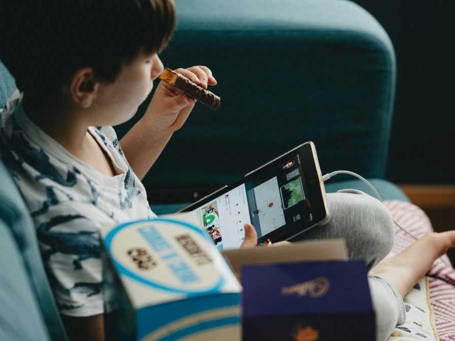 Na ilustračnej snímke dieťa s tabletom.