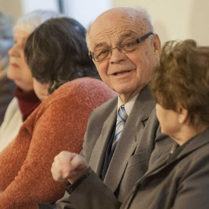 seniori za stolom