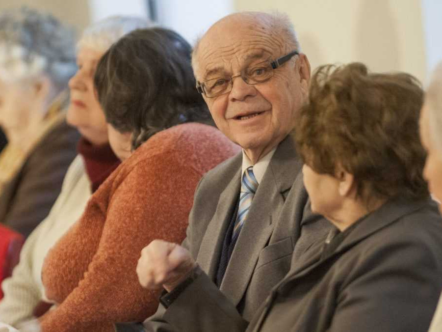 seniori za stolom
