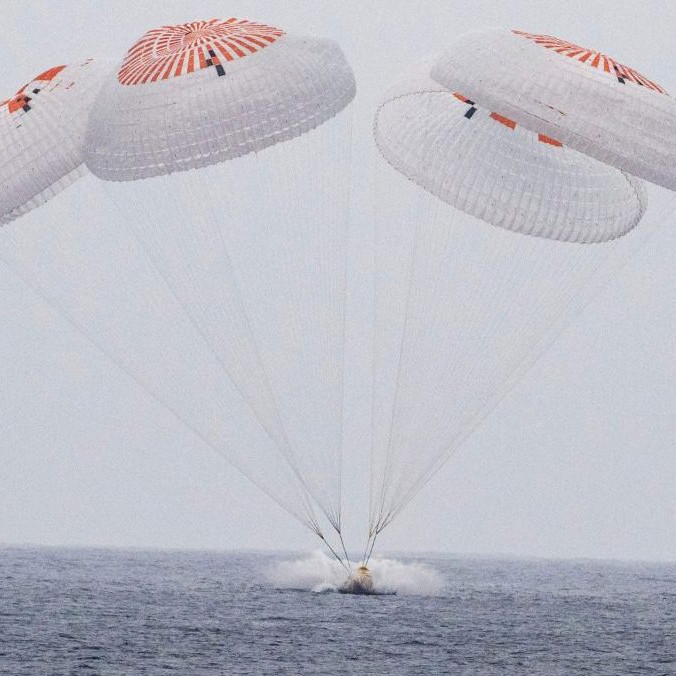 Vesmírna kapsula padá do Tichého oceánu.
