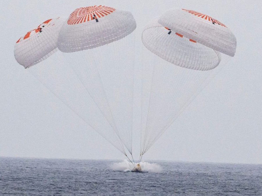Vesmírna kapsula padá do Tichého oceánu.