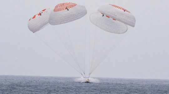 Vesmírna kapsula padá do Tichého oceánu.