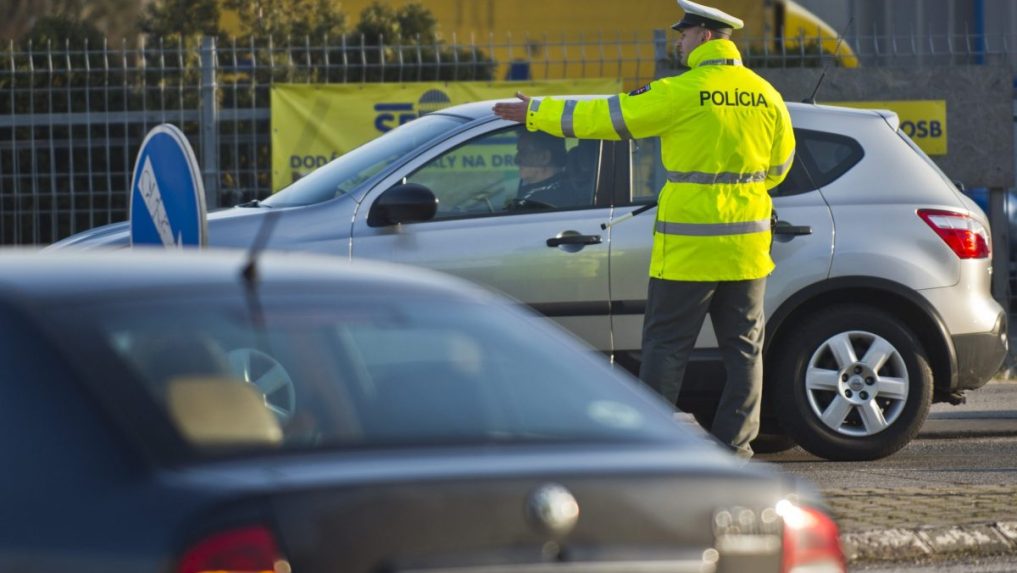 Na ilustračnej snímke dopravný policajt na ceste.