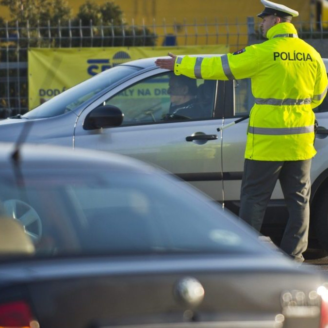 Na ilustračnej snímke dopravný policajt na ceste.