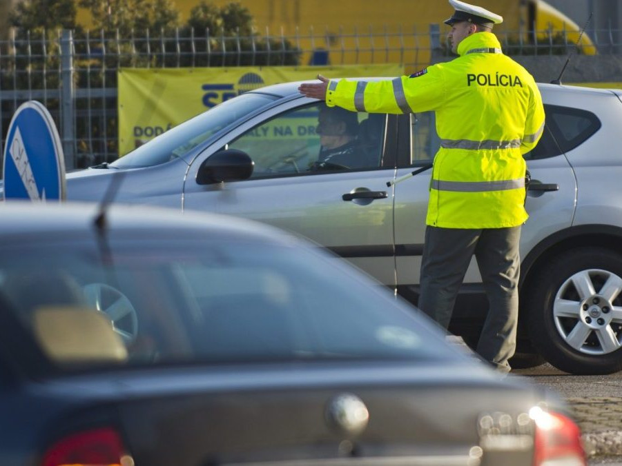 Na ilustračnej snímke dopravný policajt na ceste.