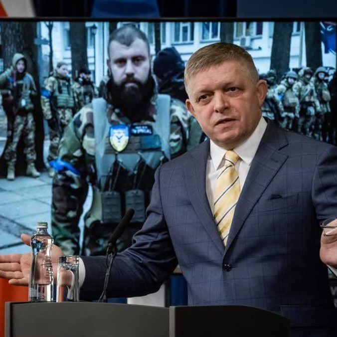 Na snímke Robert fico pred fotografiou, na ktorej je Mamuka Mamulašvili.