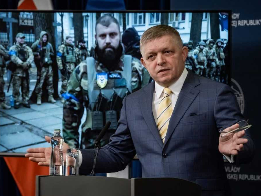 Na snímke Robert fico pred fotografiou, na ktorej je Mamuka Mamulašvili.