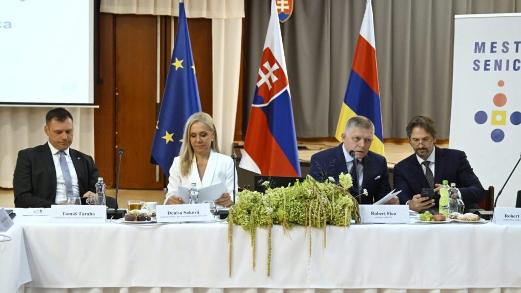 Na snímke členovia koalície na rokovaní vlády v Senici.