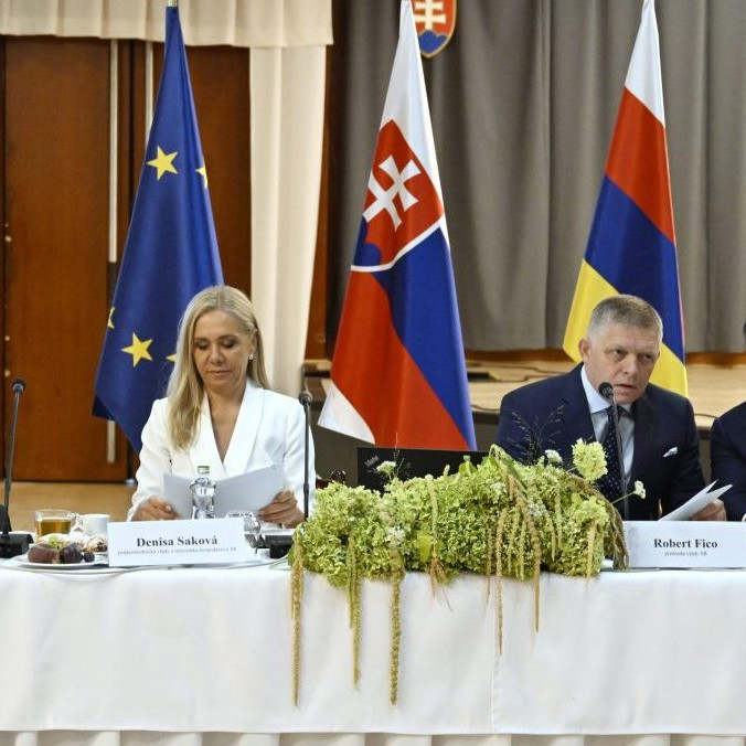 Na snímke členovia koalície na rokovaní vlády v Senici.
