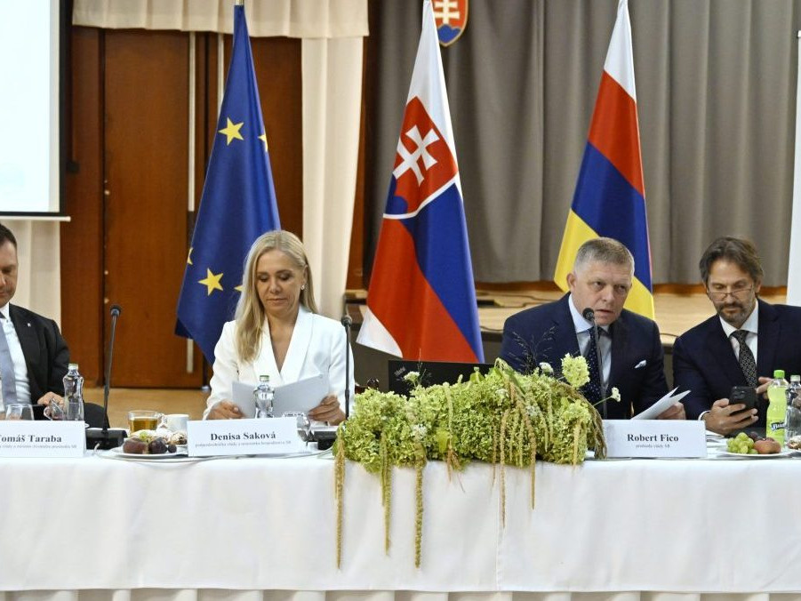 Na snímke členovia koalície na rokovaní vlády v Senici.