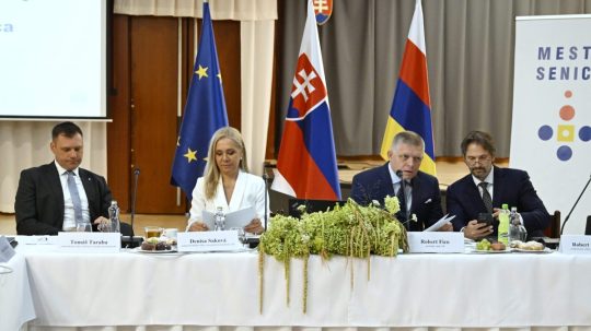 Na snímke členovia koalície na rokovaní vlády v Senici.