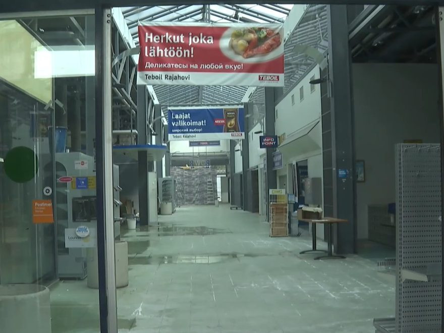 Na snímke prázdne obchodné centrum vo Fínsku.