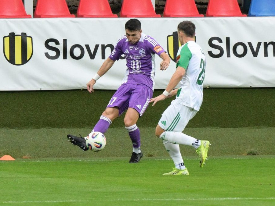 Adam Krčík (Komárno) a Adam Gaži (Skalica) v zápase 6. kola Niké ligy vo futbale.