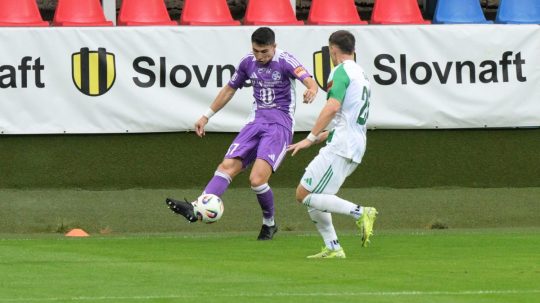 Adam Krčík (Komárno) a Adam Gaži (Skalica) v zápase 6. kola Niké ligy vo futbale.