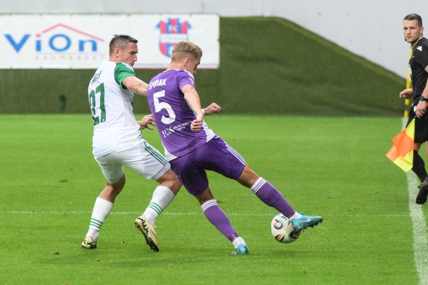 Damián Bariš (Skalica) a Dominik Špiriak (Komárno) v zápase 6. kola Niké ligy vo futbale.