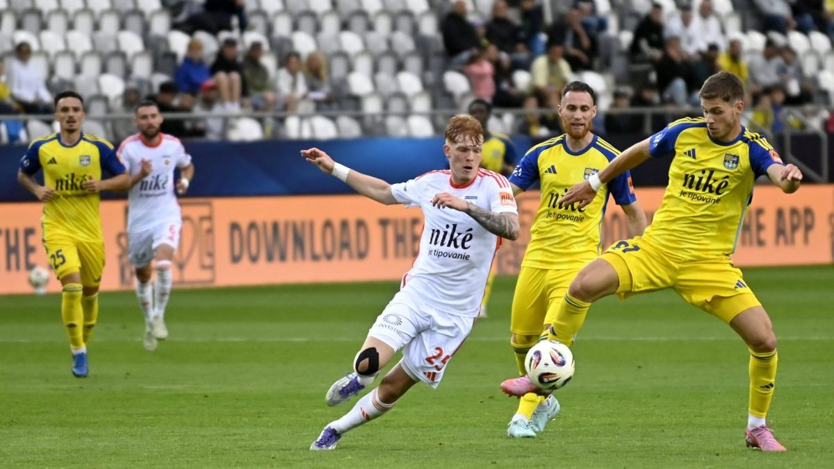 Hombre sin camiseta en un campo de fútbol