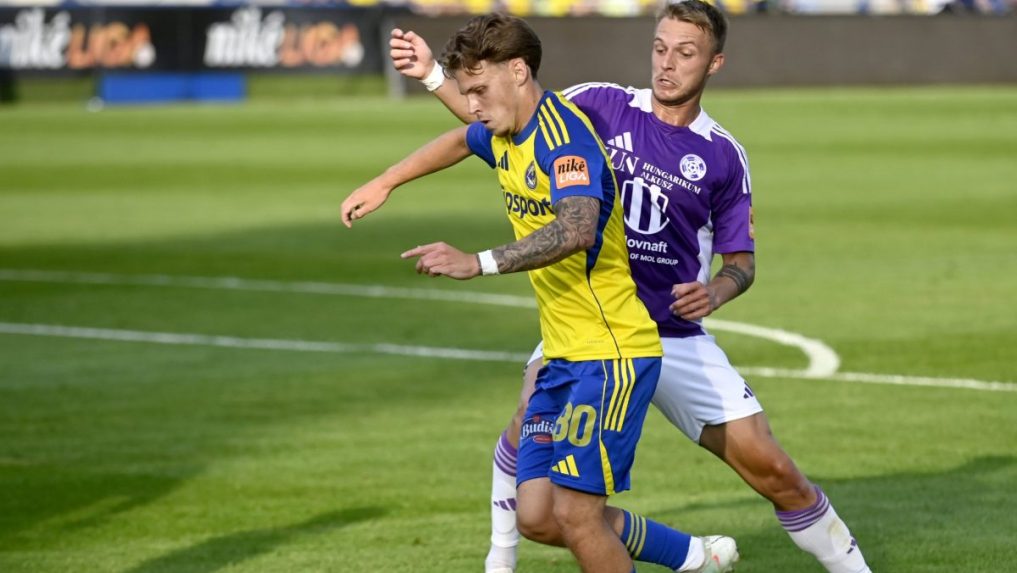 Vľavo Ben Cotrell (Michalovce) a Dominik Žák (Komárno) v zápase 2. kola Niké ligy.
