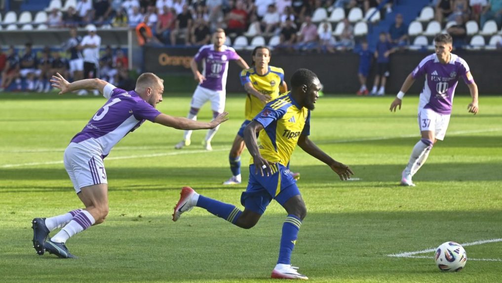 Zľava Martin Šimko (Komárno) a Abdul Musa Zubairu (Michalovce) v zápase 2. kola Niké ligy.