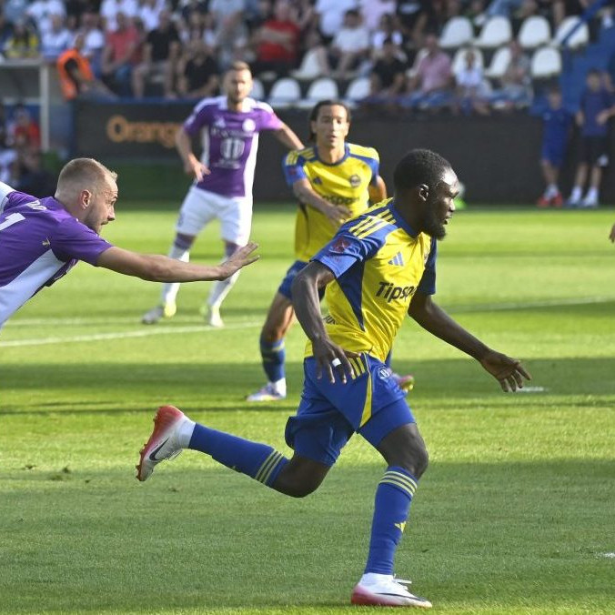 Zľava Martin Šimko (Komárno) a Abdul Musa Zubairu (Michalovce) v zápase 2. kola Niké ligy.